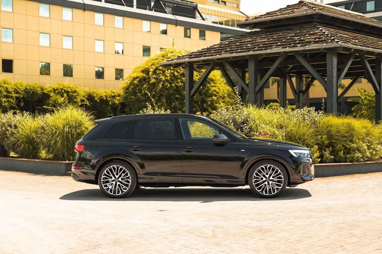 Audi Q7 50 TDI S-Line Edition 2025, front view — Venice Lux Car Rental, Venice. The 2025 Audi Q7 50 TDI S-Line Edition is built for clients who want SUV space without…