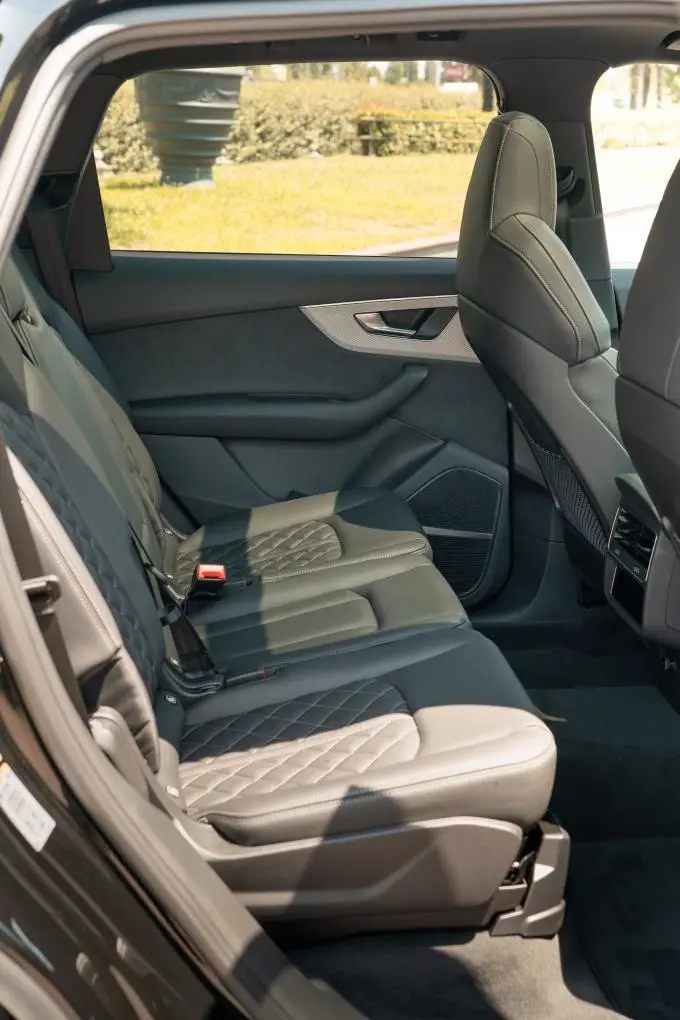 Audi Q7 50 TDI S-Line Edition 2025, rear view — Venice Lux Car Rental, Venice. The 2025 Audi Q7 50 TDI S-Line Edition is built for clients who want SUV space without…