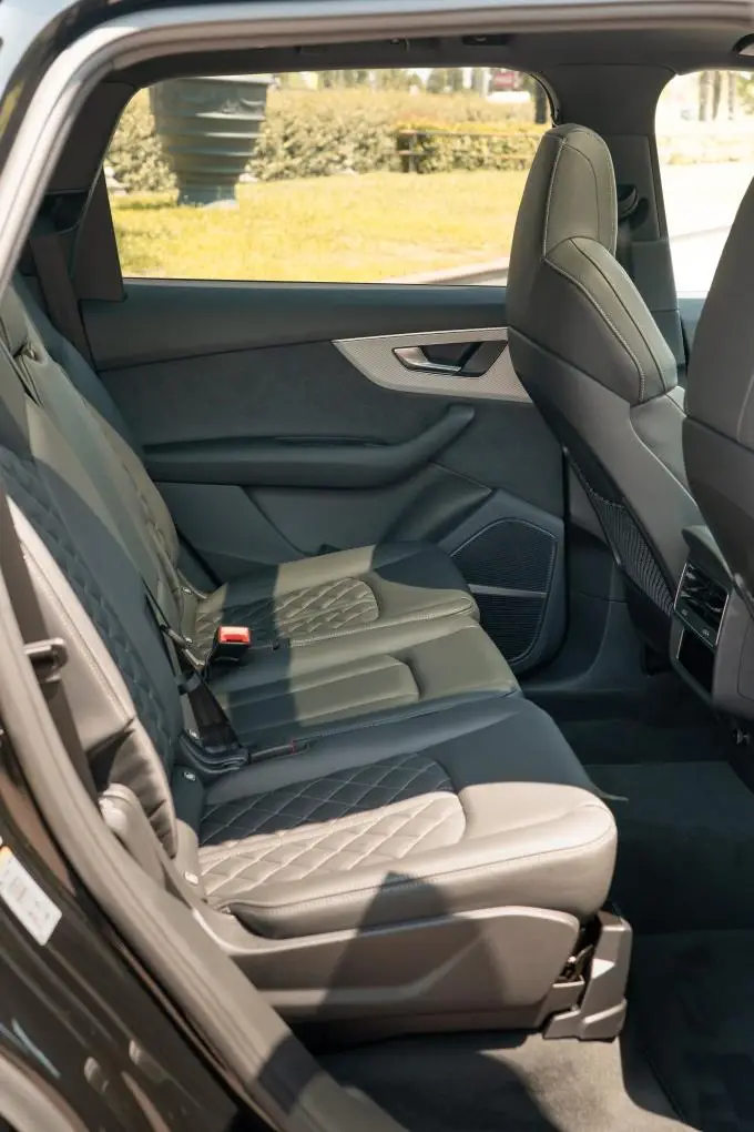 Audi Q7 50 TDI S-Line Edition 2025, rear view — Venice Lux Car Rental, Venice. The 2025 Audi Q7 50 TDI S-Line Edition is built for clients who want SUV space without…