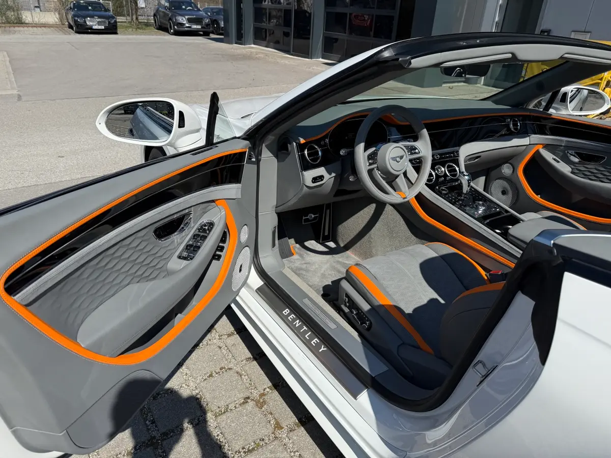 Bentley Continental GTC Speed 2025, front view — Venice Lux Car Rental, Venice. The 2025 Bentley Continental GTC Speed pairs a 650 hp drivetrain with a four-seat cabin…