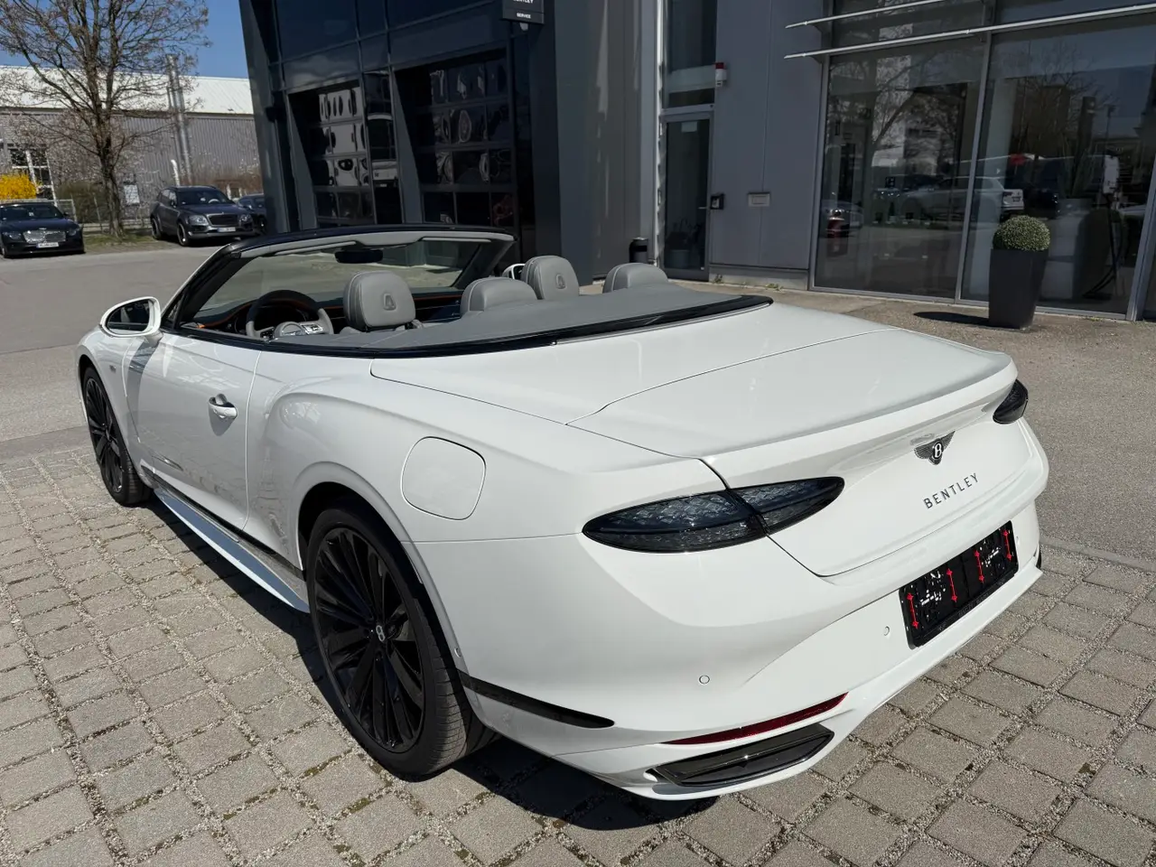 Bentley Continental GTC Speed 2025, side profile — Venice Lux Car Rental, Venice. The 2025 Bentley Continental GTC Speed pairs a 650 hp drivetrain with a four-seat cabin…