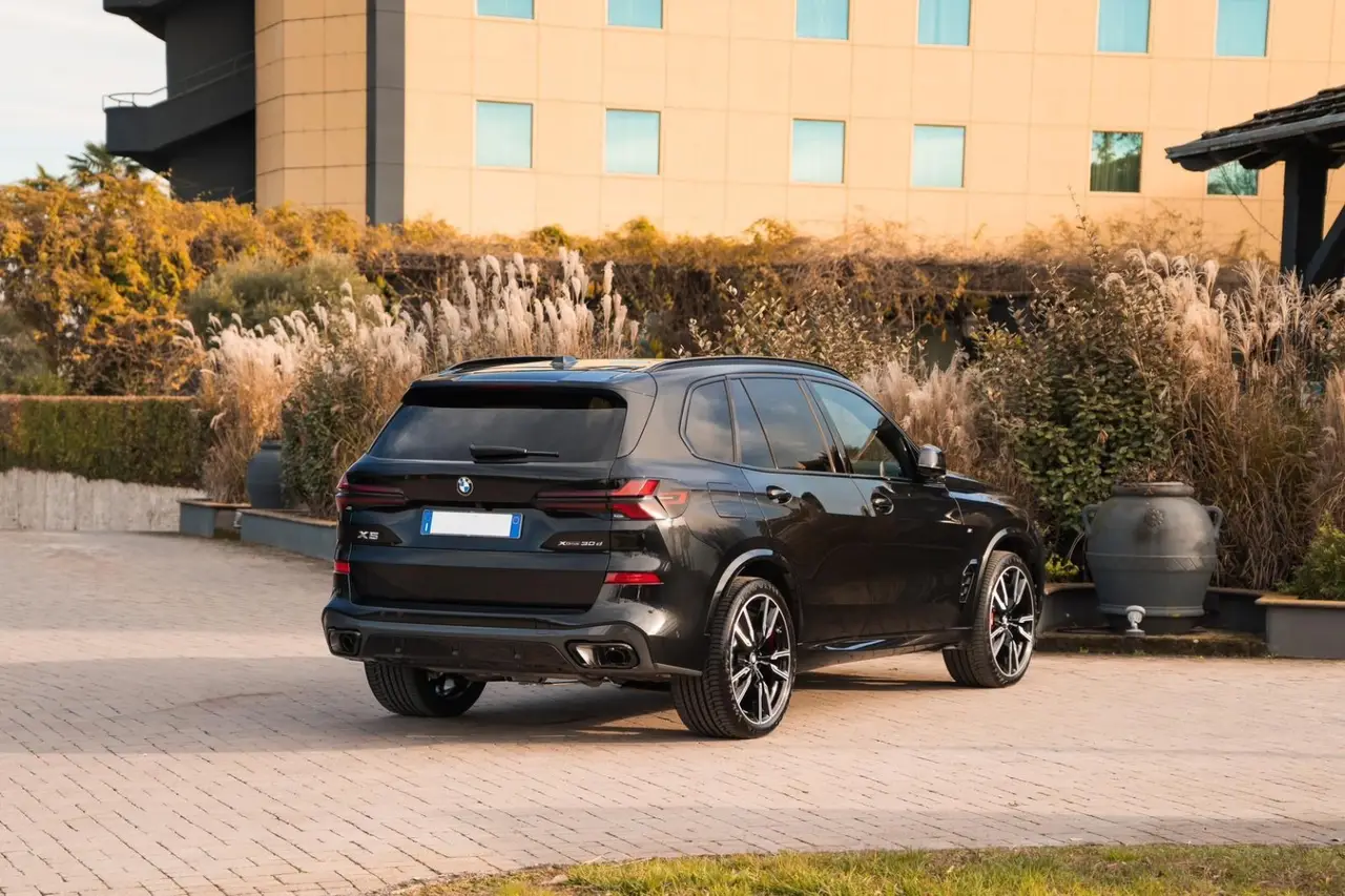 BMW X5 M-pack 30d 2025, front view — Venice Lux Car Rental, Venice. The BMW X5 M-pack 30d pairs a 286 hp diesel engine with the composure that makes an X5…