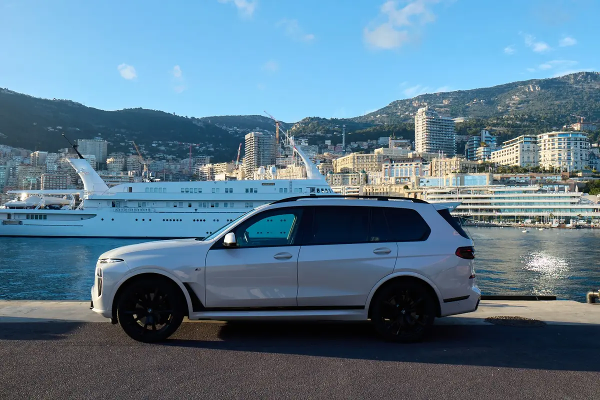 BMW X7 40d M 2024, exterior — Venice Lux Car Rental, Venice. The BMW X7 40d M carries seven seats and 352 hp inside a cabin wide enough to keep three…