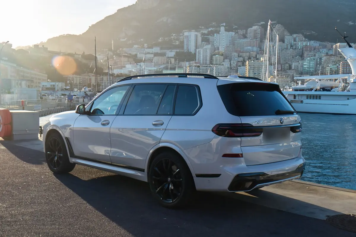 BMW X7 40d M 2024, front view — Venice Lux Car Rental, Venice. The BMW X7 40d M carries seven seats and 352 hp inside a cabin wide enough to keep three…