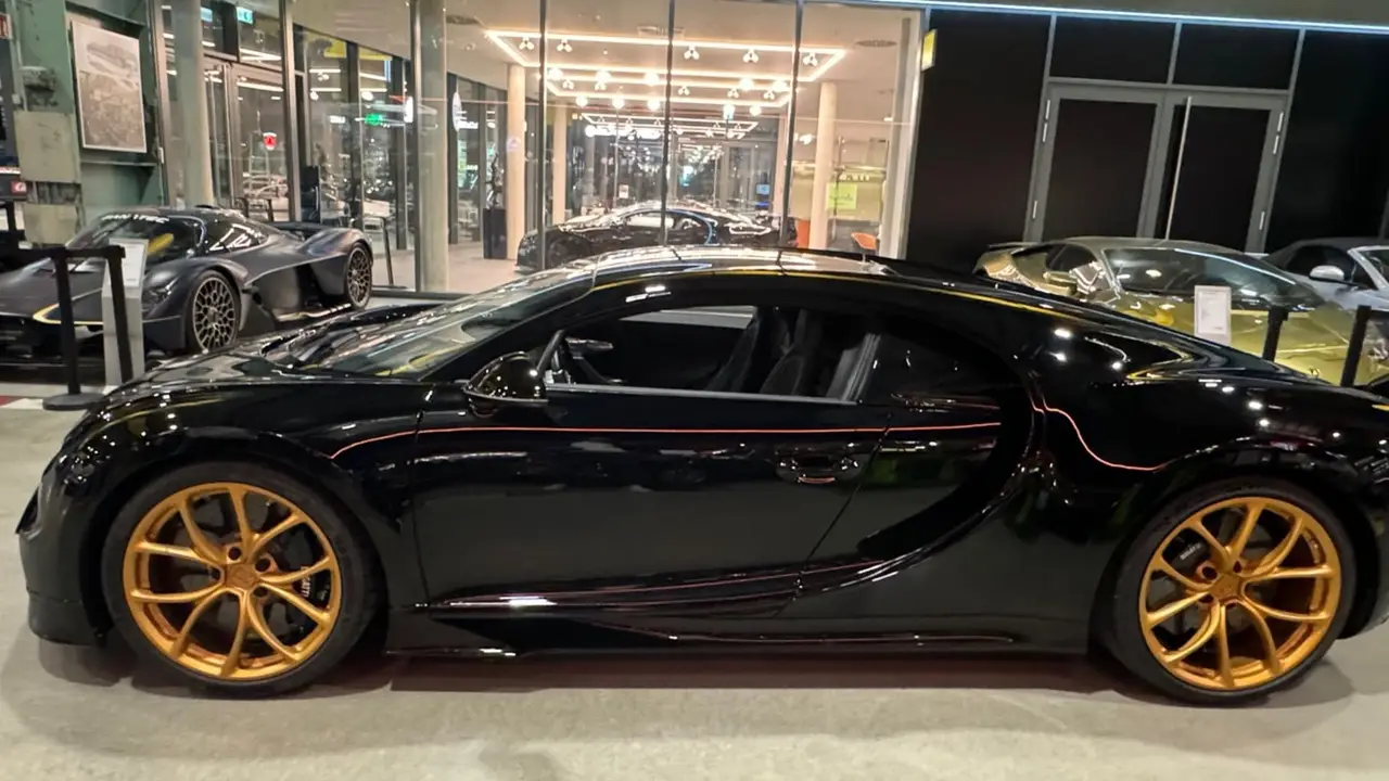 Bugatti Chiron 110 Ani 2019, esterno — Venice Lux Car Rental, Venezia. La Bugatti Chiron 110 Ani del 2026 è una delle presenze più rare che si possano prenotare…