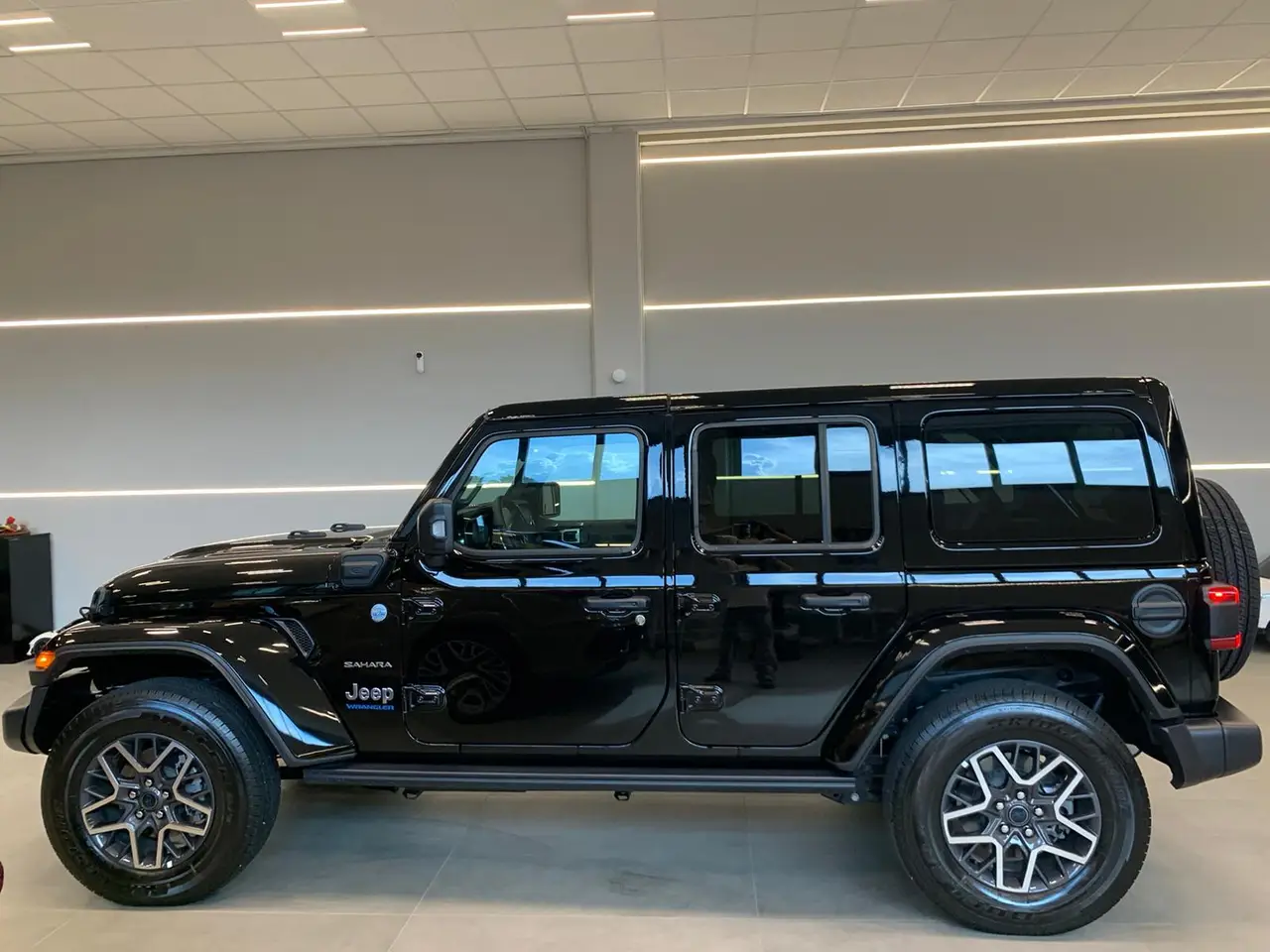 Jeep Wrangler 2025, side profile — Venice Lux Car Rental, Venice. The 2025 Jeep Wrangler brings a different kind of character to the fleet: upright, boxy,…