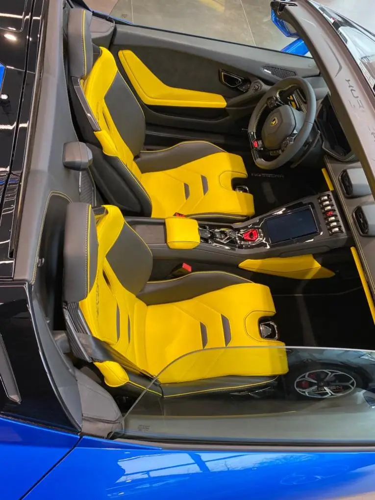 Lamborghini Huracan Evo Spyder 2022, exterior — Venice Lux Car Rental, Venice. The Lamborghini Huracan Evo Spyder pairs a 640 hp naturally-aspirated V10 with a folding…