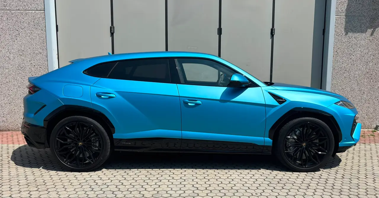Lamborghini Urus SE 2025, exterior — Venice Lux Car Rental, Venice. The 2025 Lamborghini Urus SE brings 800 hp and five real seats to the SUV format, which…