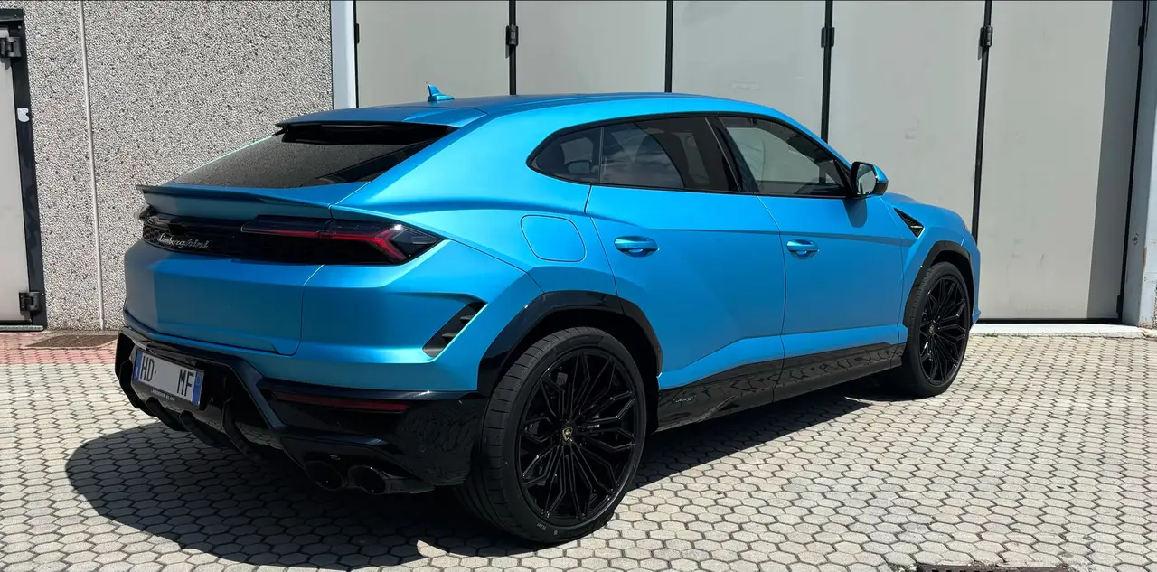 Lamborghini Urus SE 2025, front view — Venice Lux Car Rental, Venice. The 2025 Lamborghini Urus SE brings 800 hp and five real seats to the SUV format, which…
