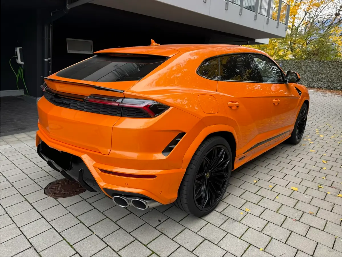 Lamborghini URUS SE 2025, front view — Venice Lux Car Rental, Venice. The Lamborghini URUS SE is built for people who don't want to choose between a supercar…