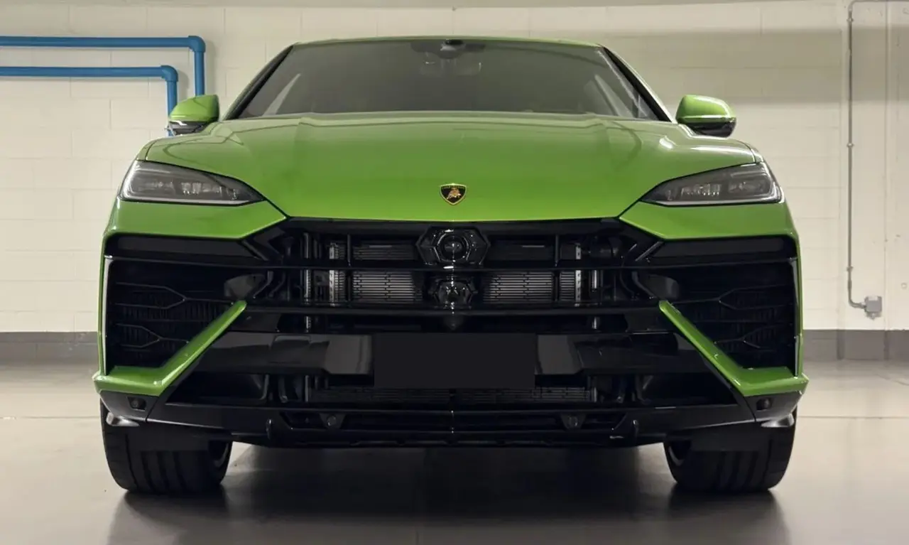 Lamborghini Urus SE 2026, interior — Venice Lux Car Rental, Venice. The Lamborghini Urus SE brings 800 hp and a five-seat cabin to a body style built for…