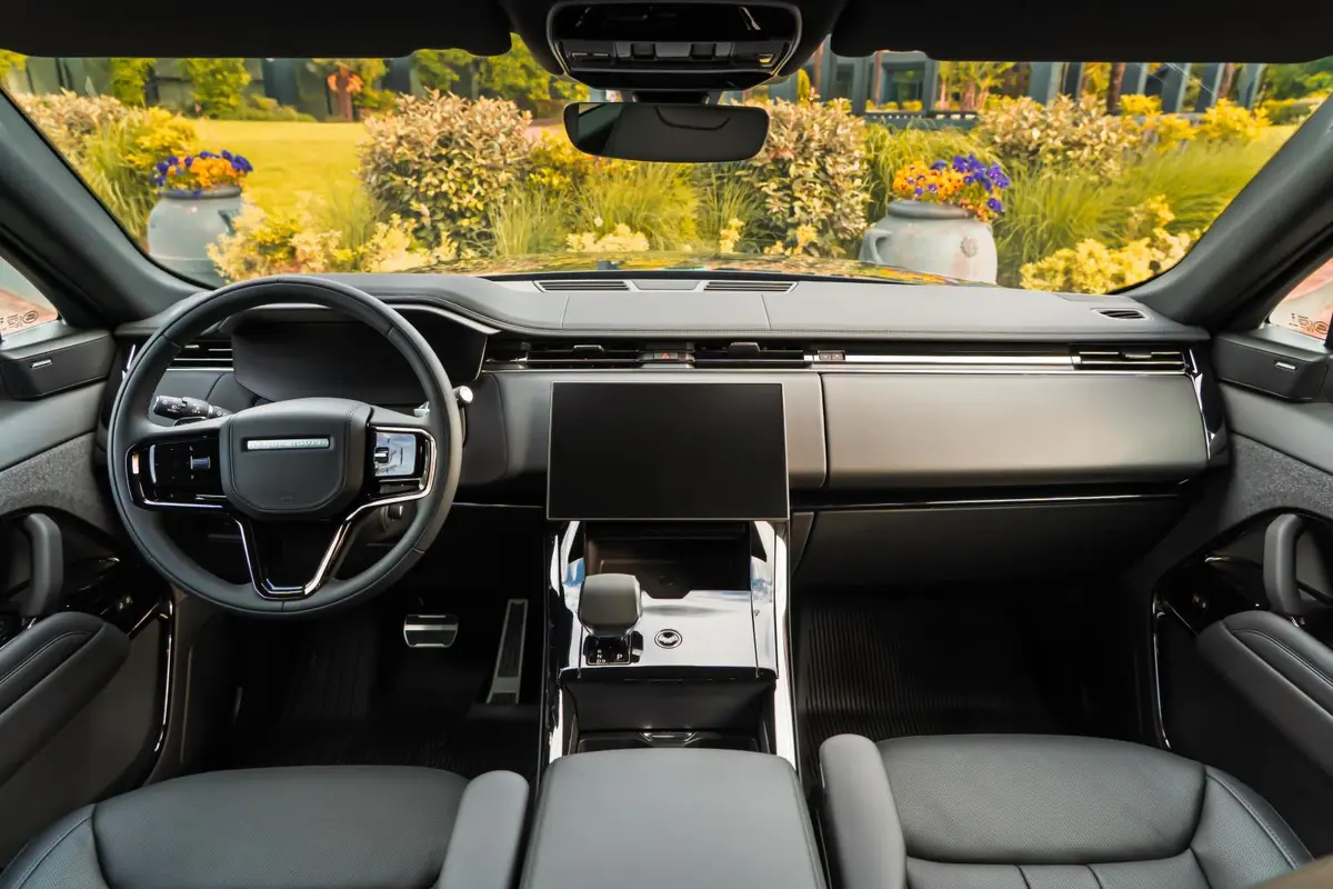 Land Rover Range Rover Sport Dynamic SE 2025, front view — Venice Lux Car Rental, Venice. The 2025 Range Rover Sport Dynamic SE carries its 360 hp with the calm, planted feel that…