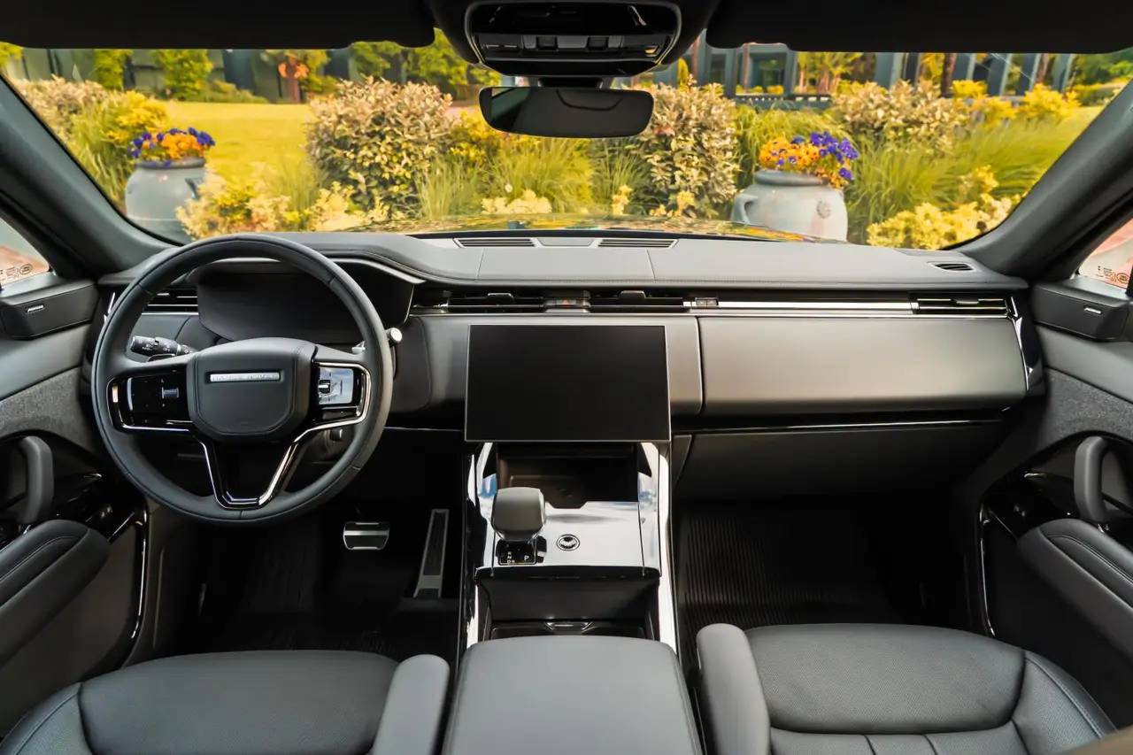 Land Rover Range Rover Sport Dynamic SE 2025, front view — Venice Lux Car Rental, Venice. The 2025 Range Rover Sport Dynamic SE carries its 360 hp with the calm, planted feel that…