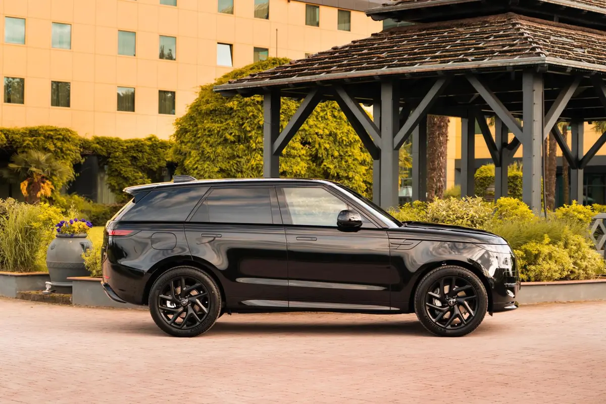 Land Rover Range Rover Sport Dynamic SE 2025, exterior — Venice Lux Car Rental, Venice. The 2025 Range Rover Sport Dynamic SE carries its 360 hp with the calm, planted feel that…