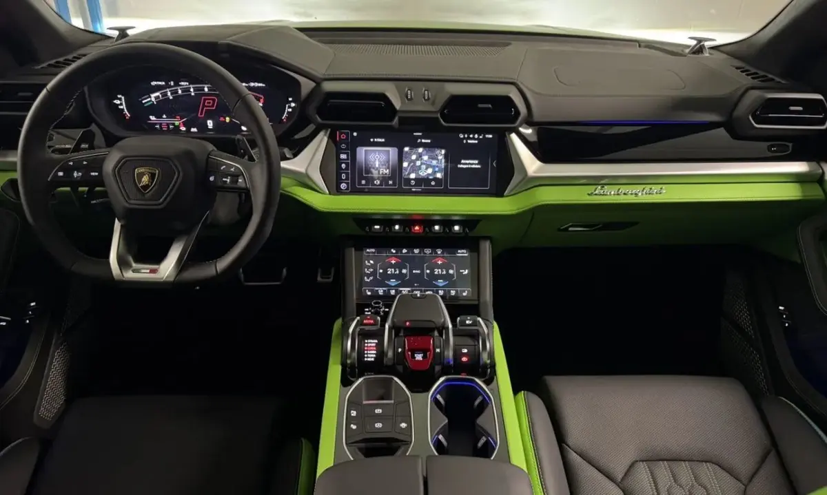 Land Rover Range Rover Sport Dynamic SE 2025, dashboard — Venice Lux Car Rental, Venice. The 2025 Range Rover Sport Dynamic SE carries its 360 hp with the calm, planted feel that…