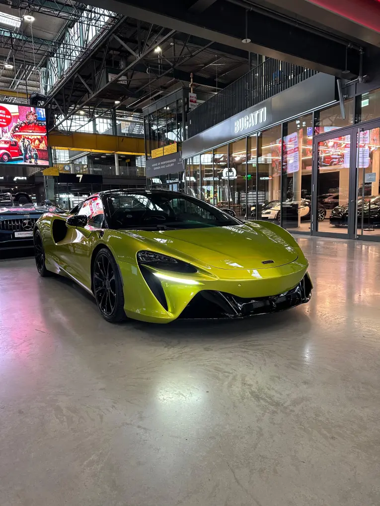 McLaren Artura Spider 2024, front view — Venice Lux Car Rental, Venice. The McLaren Artura Spider pairs a twin-turbo V6 with electric assistance to produce 671…