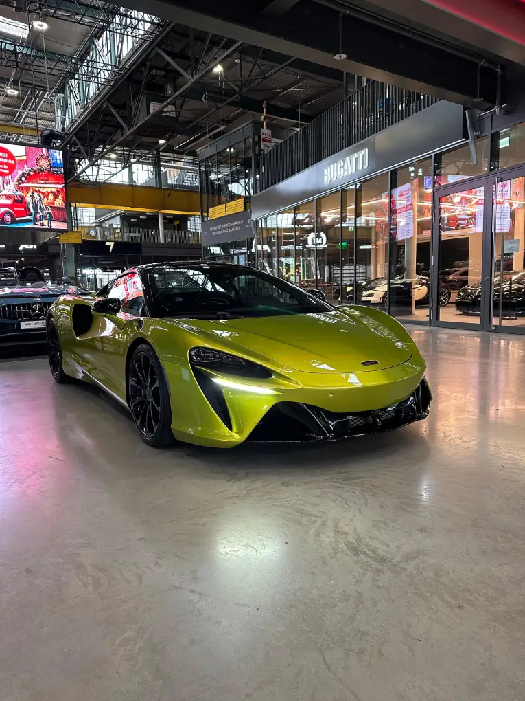 McLaren Artura Spider 2024, front view — Venice Lux Car Rental, Venice. The McLaren Artura Spider pairs a twin-turbo V6 with electric assistance to produce 671…