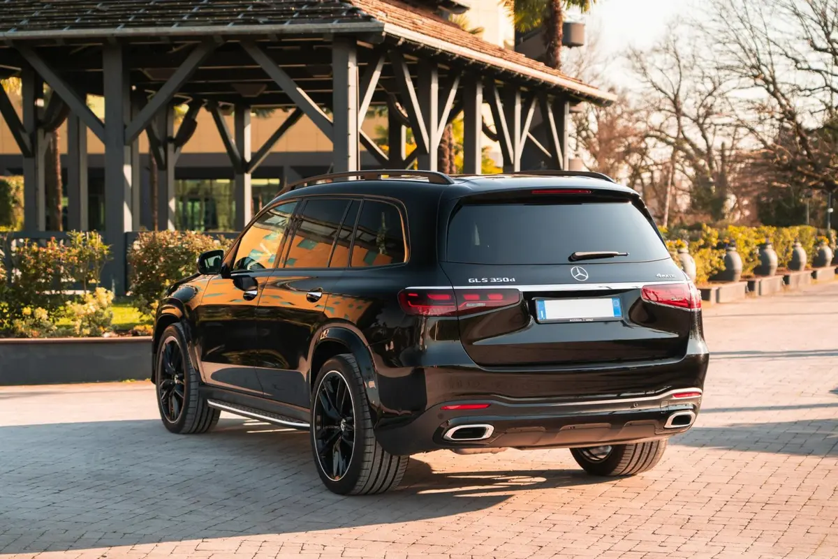 Mercedes Benz GLS-klasse 350 D Exclusive 7 Posti 2025, exterior — Venice Lux Car Rental, Venice. The Mercedes-Benz GLS 350d Exclusive is built for parties who need room without giving up…