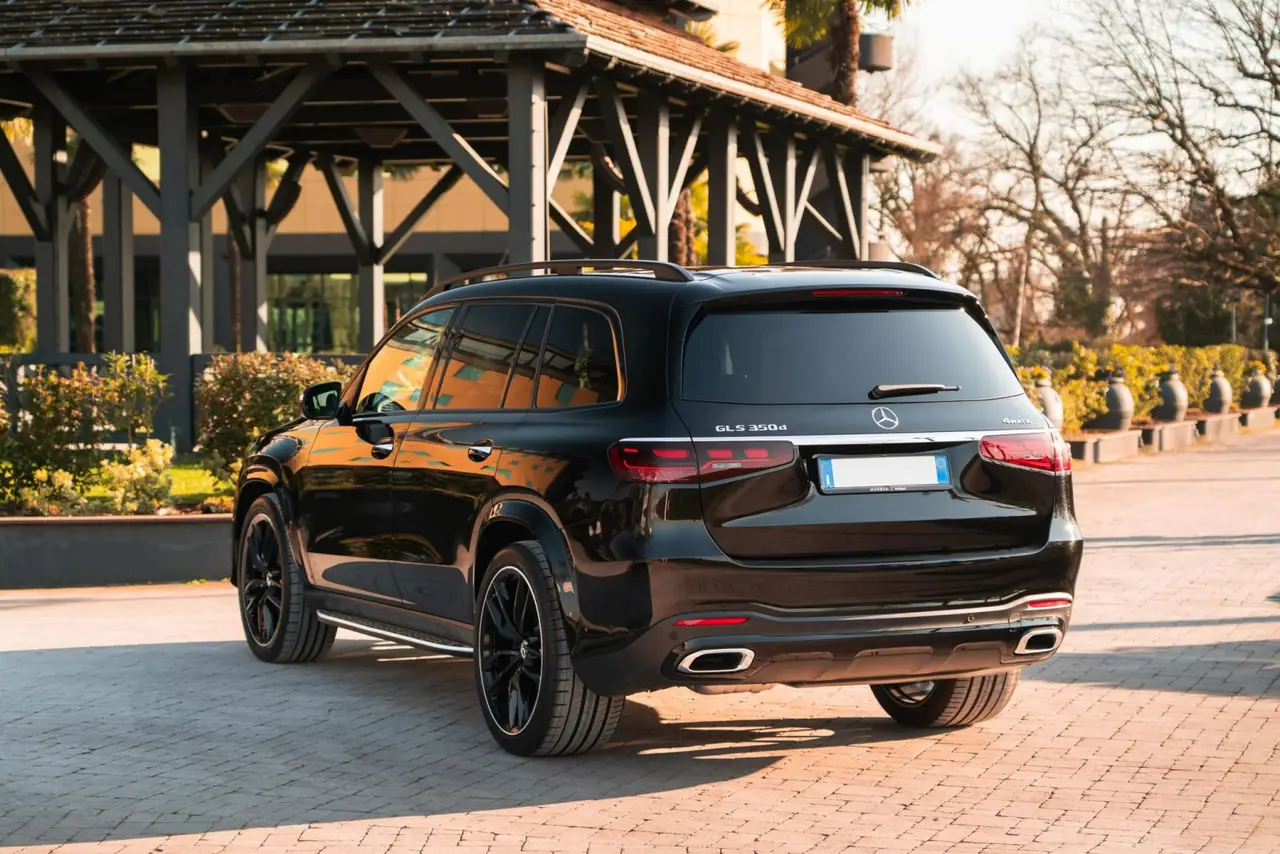 Mercedes Benz GLS-klasse 350 D Exclusive 7 Posti 2025, exterior — Venice Lux Car Rental, Venice. The Mercedes-Benz GLS 350d Exclusive is built for parties who need room without giving up…