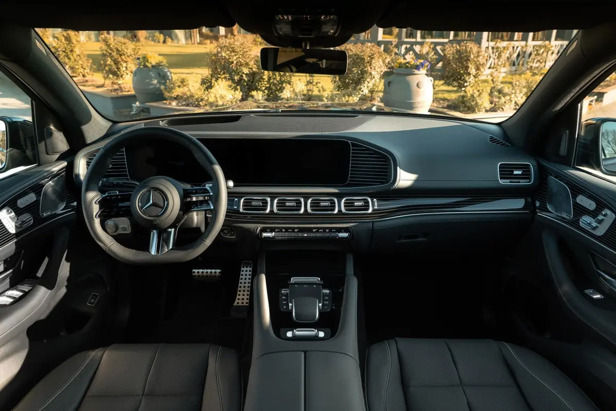Mercedes Benz GLS-klasse 350 D Exclusive 7 Posti 2025, front view — Venice Lux Car Rental, Venice. The Mercedes-Benz GLS 350d Exclusive is built for parties who need room without giving up…