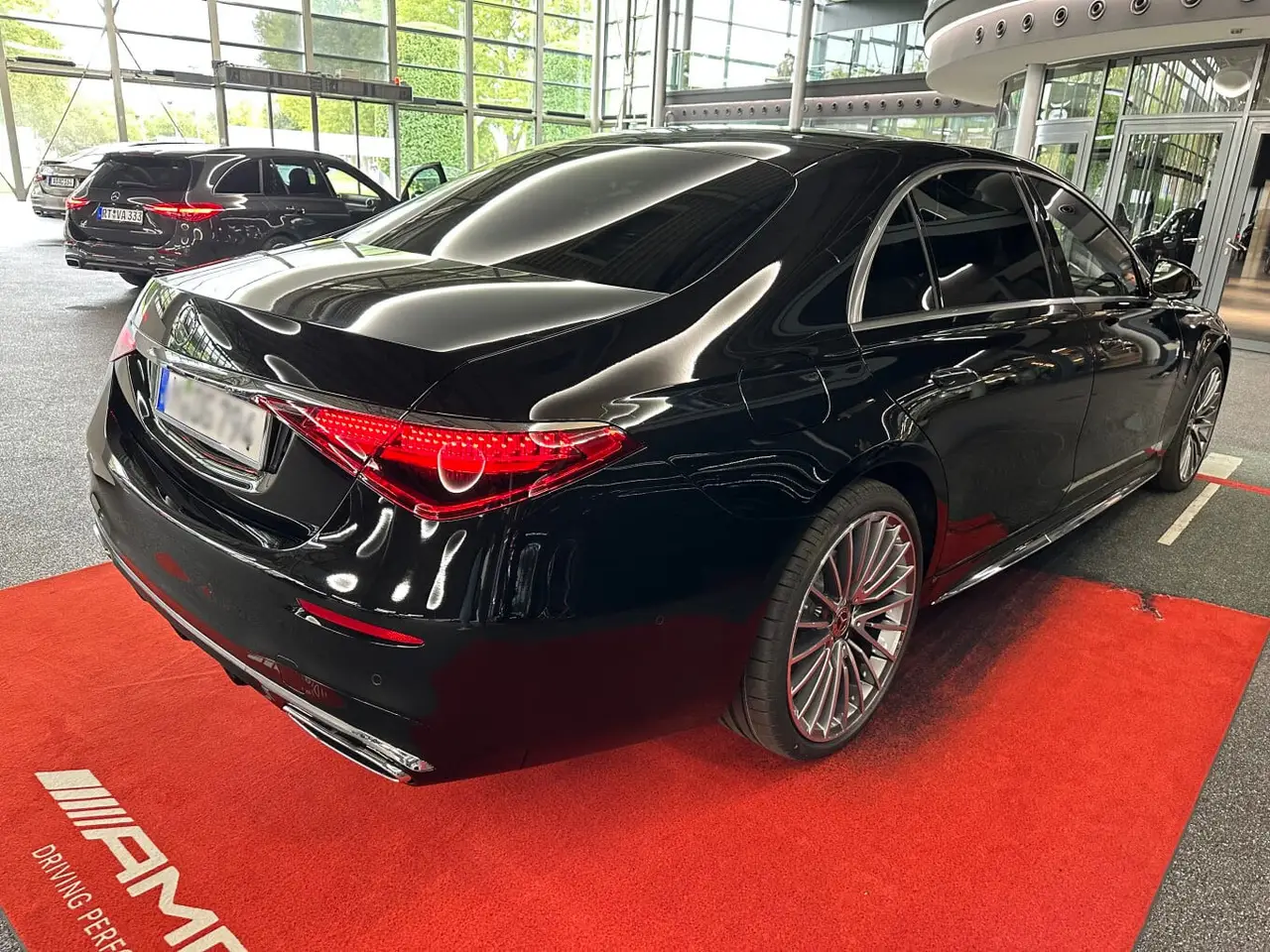 Mercedes Benz S-klasse S400 Long 4-Matic 2023, exterior — Venice Lux Car Rental, Venice. The S400 Long 4-Matic is the car for arrivals that need to look effortless rather than…