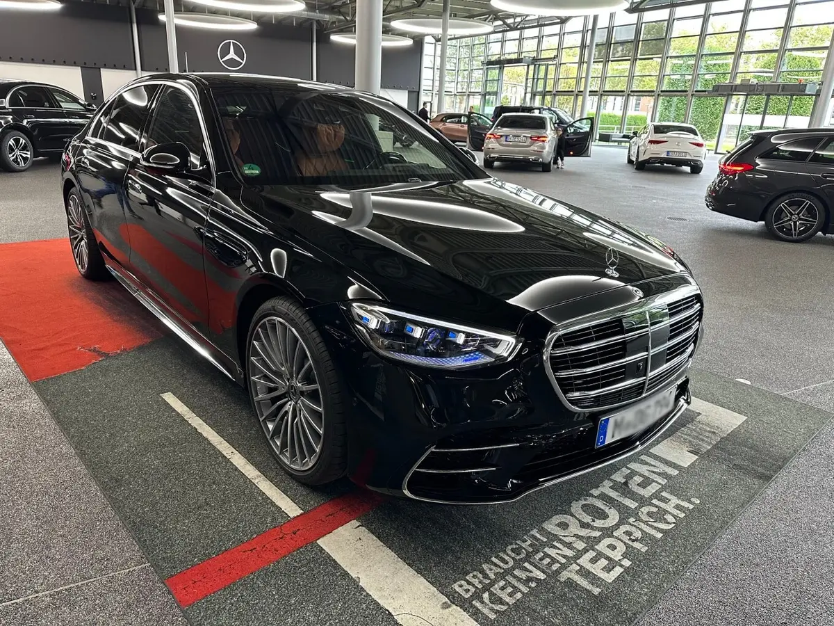 Mercedes Benz S-klasse S400 Long 4-Matic 2023, front view — Venice Lux Car Rental, Venice. The S400 Long 4-Matic is the car for arrivals that need to look effortless rather than…
