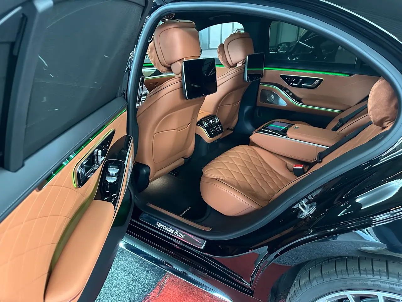 Mercedes Benz S-klasse S400 Long 4-Matic 2023, rear view — Venice Lux Car Rental, Venice. The S400 Long 4-Matic is the car for arrivals that need to look effortless rather than…