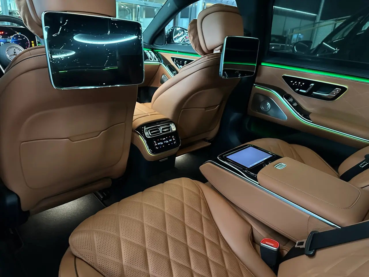 Mercedes Benz S-klasse S400 Long 4-Matic 2023, interior — Venice Lux Car Rental, Venice. The S400 Long 4-Matic is the car for arrivals that need to look effortless rather than…