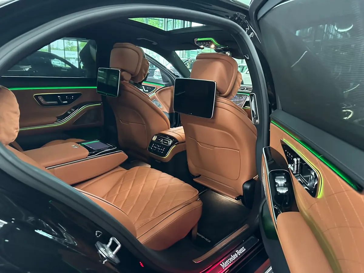 Mercedes Benz S-klasse S400 Long 4-Matic 2023, dashboard — Venice Lux Car Rental, Venice. The S400 Long 4-Matic is the car for arrivals that need to look effortless rather than…
