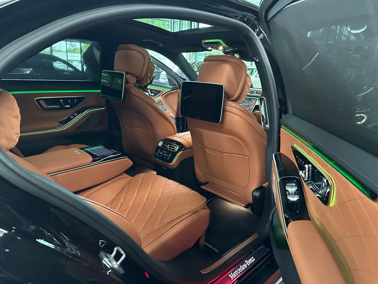 Mercedes Benz S-klasse S400 Long 4-Matic 2023, dashboard — Venice Lux Car Rental, Venice. The S400 Long 4-Matic is the car for arrivals that need to look effortless rather than…
