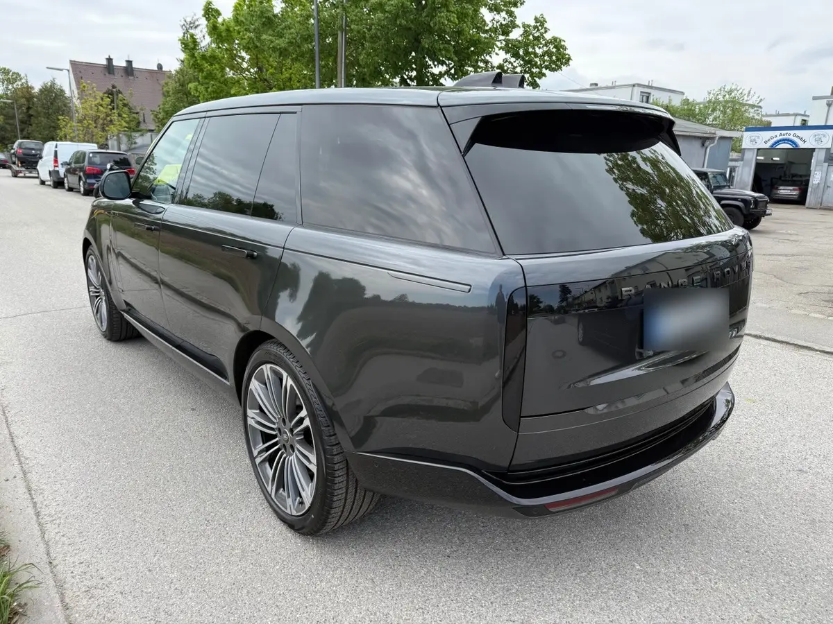 Rover Range Rover Autobiography D350 7s 2025, exterior — Venice Lux Car Rental, Venice. The Range Rover Autobiography D350 7s carries its size with a calm, composed ride rather…