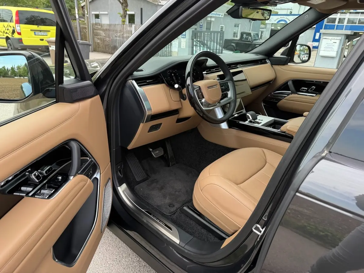Rover Range Rover Autobiography D350 7s 2025, front view — Venice Lux Car Rental, Venice. The Range Rover Autobiography D350 7s carries its size with a calm, composed ride rather…