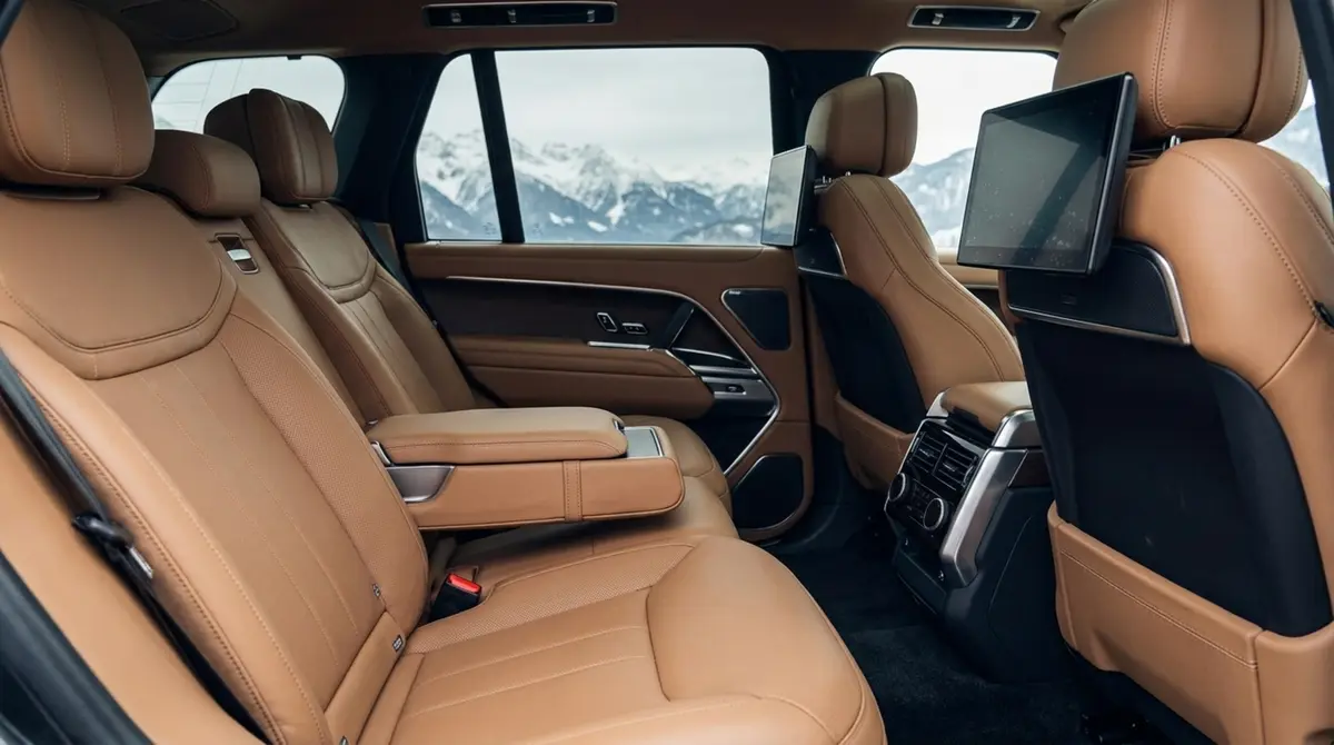 Rover Range Rover Autobiography P530 2026, dashboard — Venice Lux Car Rental, Venice. The Range Rover Autobiography P530 carries its 530 hp with the kind of restraint that…