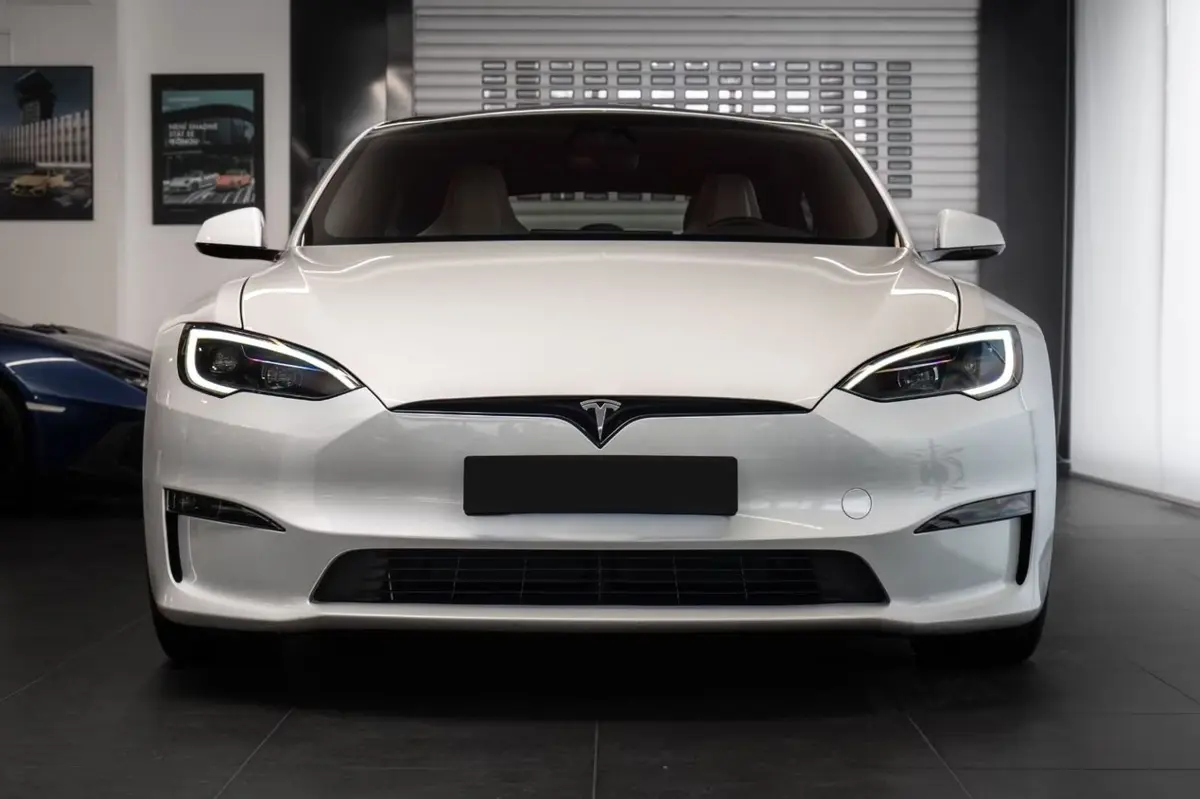 Tesla Model S Plaid 2025, side profile — Venice Lux Car Rental, Venice. The Model S Plaid trades the theatrics of a combustion supercar for something quieter…