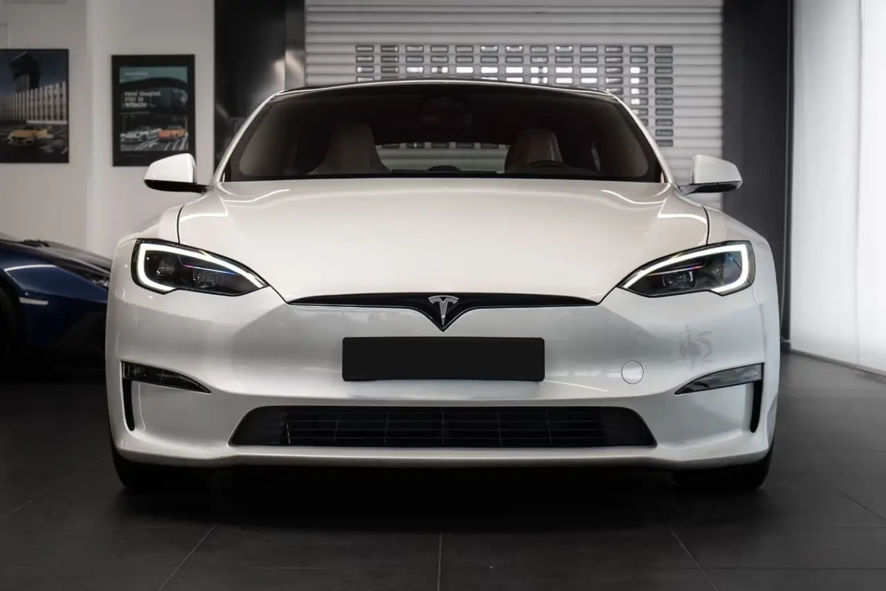Tesla Model S Plaid 2025, side profile — Venice Lux Car Rental, Venice. The Model S Plaid trades the theatrics of a combustion supercar for something quieter…